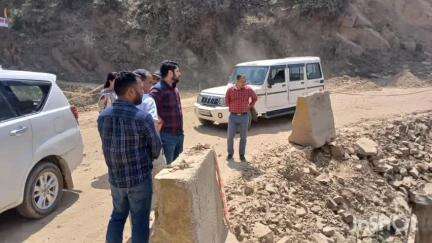 मंडी: उपायुक्त ने निर्माणाधीन राष्ट्रीय उच्चमार्ग के कार्य को गति प्रदान करने के दिए निर्देश