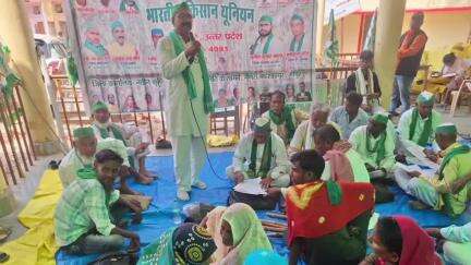 मछलीशहर: तहसील परिसर में भाकियू ने धरना दिया, ज्वाइंट मजिस्ट्रेट को सौंपा ज्ञापन