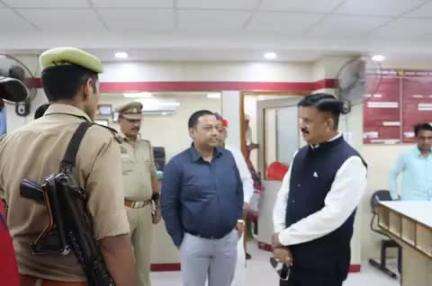 जौनपुर : डीएम ने पंजाब नेशनल बैंक मुख्य शाखा शाही पुल का किया निरीक्षण, दिए आवश्यक दिशा निर्देश।
