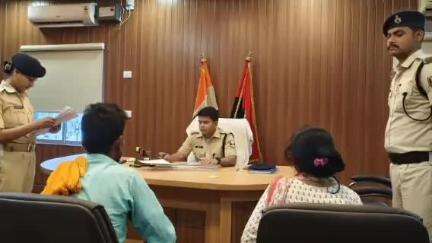 डुमरा: सीतामढ़ी एसपी ने कार्यालय में जनता दरबार लगाया, फरियादियों की समस्याएं सुनीं