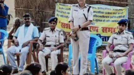 डुमरा: रंजीतपुर गांव की दलित बस्ती में महिला सशक्तिकरण पर जिला पुलिस ने आयोजित किया कार्यक्रम