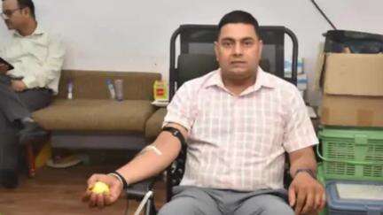 ધોલેરા: કલેક્ટર કચેરી અને જિલ્લા પંચાયતમાં રક્તદાન શિબિર;  કલેક્ટર સુજીત કુમાર, DDO વિદેહ ખરે સહિત કર્મચારીઓએ કર્યું રક્તદાન