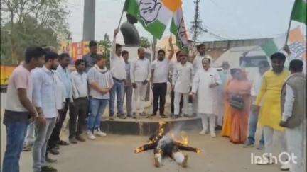 मैहर: अलाउद्दीन खान चौराहे पर राज्य के मंत्री विजय शाह का पुतला फूंका, कांग्रेस कार्यकर्ताओं ने किया प्रदर्शन