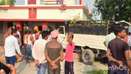 परसा: खरीदाहां के पास तेज रफ्तार पिकअप मंदिर में घुसी, पांच लोग गंभीर रूप से घायल