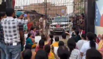 डुमरा: सीतामढ़ी सदर अस्पताल में GNM की मौत के बाद कर्मचारियों ने डीएस के खिलाफ प्रदर्शन किया, अस्पताल का गेट बंद किया