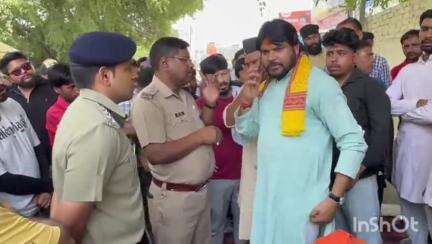 बाजपुर: केलाखेड़ा थाने के गेट के पास हिंदूवादी संगठन ने किया धरना प्रदर्शन, बच्ची को सुरक्षित लाने की मांग