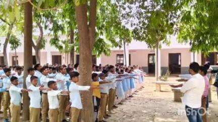 फर्रुखाबाद: एक युद्ध नशे के विरुद्ध अभियान के तहत जिलेभर आबकारी विभाग ने किया एक्शन, स्कूलों में दिलाई शपथ और ठेकों का किया निरीक्षण