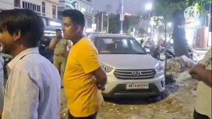 রায়গঞ্জ: রায়গঞ্জের এন,এস রোডে অবৈধ ভাবে চার চাকা গাড়ি পার্কিংয়ের জেরে বাইক টোটোর সংঘর্ষের অভিযোগে চাঞ্চল্য, ঘটনাস্থলে পুলিশ