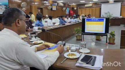 फर्रुखाबाद: DM की अध्यक्षता में एनकॉड की कलेक्ट्रेट में हुई बैठक, अवयस्कों को नशीली दवाएं न बेचने के आदेश दिए गए
