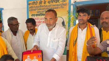 चकिया पिपरा: राजकीय मध्य विद्यालय वैशाहा में वर्ग 1 से 5 के बच्चों के बीच बैग वितरण किया पिपरा विधायक श्यामबाबू प्रसाद यादव