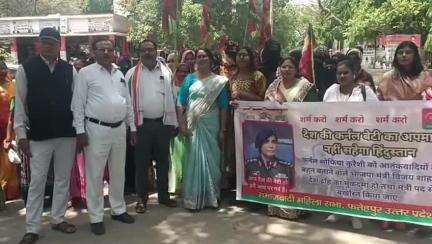 फतेहपुर: कलेक्ट्रेट में सपाइयों ने प्रदर्शन कर सैन्य महिला अधिकारी का अपमान करने वाले मंत्री का विरोध, राष्ट्रपति को भेजा ज्ञापन