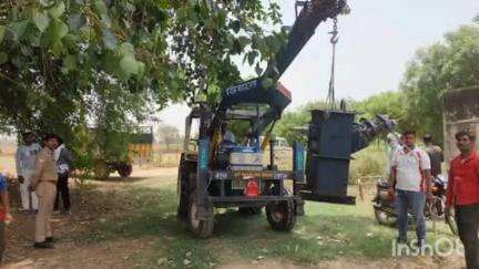 बाह: बिल बकाया होने पर पिनाहट में 4 नलकूपों के ट्रांसफार्मर उतरवाए गए