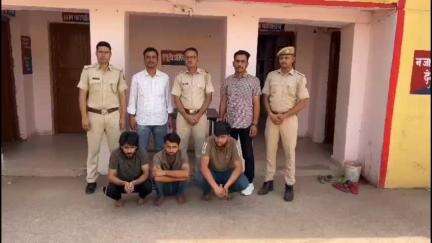 इंद्रगढ़: इंद्रगढ़ पुलिस ने अवैध मादक पदार्थ के खिलाफ कार्रवाई करते हुए 3 युवकों को गिरफ्तार कर 2 किलो 498 ग्राम गांजा किया ज़ब्त