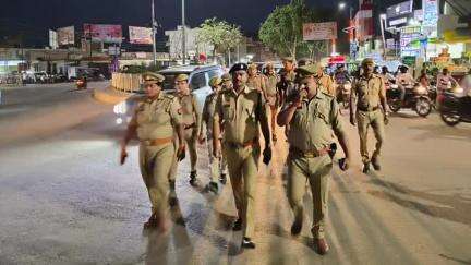 मंझनपुर: कानून व्यवस्था चाक-चौबंद, एएसपी ने पुलिस बल के साथ मंझनपुर में किया पैदल गश्त, जनता को दिया सुरक्षा का भरोसा