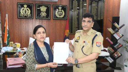 मिलक: पुलिस अधीक्षक विद्यासागर मिश्र ने पुलिस कार्यालय में मृतक आश्रित को दो महिला पुलिस कांस्टेबलों के नियुक्ति पत्र दिए