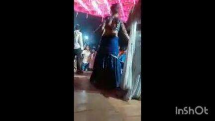 तुलसीपुर: विधानसभा तुलसीपुर क्षेत्र में तिलक समारोह में युवक ने लहराया तमंचा, वीडियो हुआ वायरल, पुलिस जांच में जुटी
