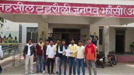 टेहरोली: पथराई बांध की नदी पर पुल निर्माण के लिए ग्रामीणों ने नायब तहसीलदार को सौंपा ज्ञापन
