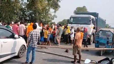लखीसराय: जकड़पुरा तीनमुहानी चौक के पास किसानों ने NH80 को एक घंटे के लिए जाम किया
