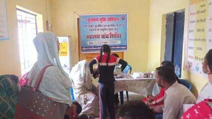 नौरोजाबाद: कुपोषण मुक्त अभियान के तहत आंगनवाड़ी केंद्र में स्वास्थ्य जांच शिविर का आयोजन