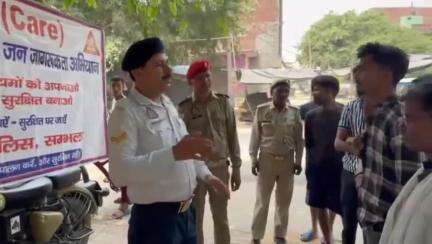 चंदौसी: चंदौसी मौलागढ़ तिराहे पर यातायात पुलिस ने चलाया डिजिटल रोड सेफ्टी अभियान, वाहन चालकों को किया जागरूक