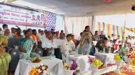 माकड़ी: माकड़ी में मुख्यमंत्री कन्याविवाह योजना के तहत 48 जोड़ों ने बंधे परिणय सूत्र में, प्रभारी मंत्री ने दिया आशीर्वाद