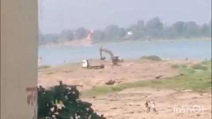होशंगाबाद नगर: होम साइंस कॉलेज के पीछे पिचिंग निर्माण के लिए ठेकेदार द्वारा अवैध रूप से कंकर घाट पर JCB से खुदाई, वीडियो वायरल