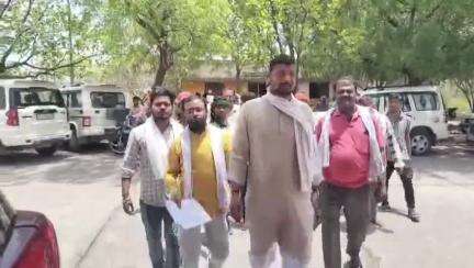 महोबा: शहर में अवैध पार्किंग शुल्क वसूली पर भारतीय मजदूर संघ का विरोध, डीएम को सौंपा ज्ञापन #jansamasya
