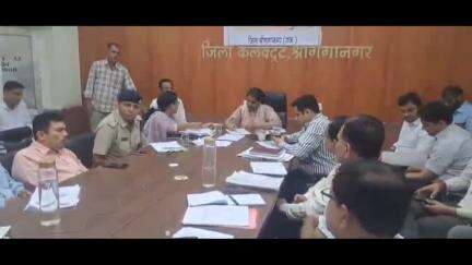 कलेक्ट्रैट सभागार में जनसुनवाई के दौरान जिला कलक्टर ने अधिकारियों को जल्द समस्या निस्तारण के निर्देश दिए