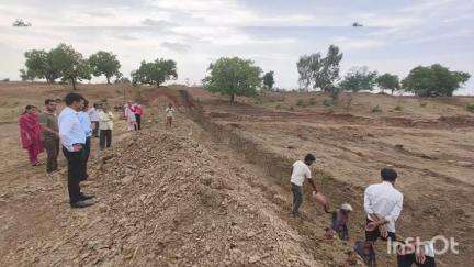 रायसेन: कलेक्टर श्री विश्वकर्मा ने इमलिया में अमृत सरोवरों का निर्माण कार्य का निरीक्षण किया