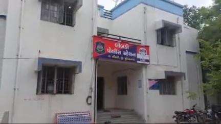 લીંબડી: લીંબડી ના શિયાણી ગામે જાહેરમાં ગંજીપત્તા નો જુગાર રમતા બે શખ્સો ઝડપાયા પોલીસે મુદ્દામાલ કબ્જે કરી વધુ તપાસ હાથ ધરી