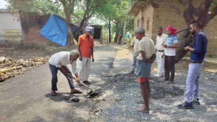 नौतनवा: ग्राम पंचायत सेखुआनी में सड़क पैचिंग कार्य में लापरवाही, ग्रामीणों ने की शिकायत
