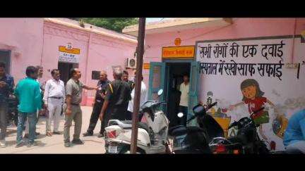 बरेली: बरेली के जिला अस्पताल की ओपीडी के पास गाड़ी पार्किंग करने वालों को किया गया जागरूक