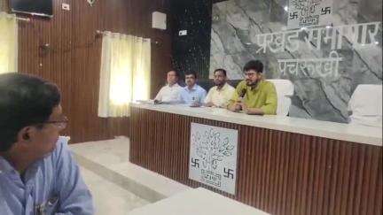 पचरुखी: पचरुखी प्रखंड सभागार में बीडीओ ने बीएलओ को प्रशिक्षण दिया