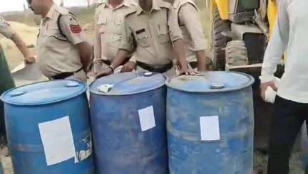कोलारस: कोलारस पुलिस द्वारा अवैध शराब के खिलाफ कार्रवाई करते हुये हाथ भट्टी की बनी कच्ची कुल 02 हजार 50 लीटर कीमती करीब 2 लाख 5