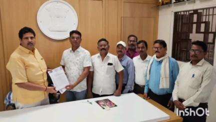 सालेकसा: भीमनगर रेल्वे फाटकवर तासंतास थांबत असलेल्या रेल्वे गाड्यांमुळे होत असलेल्या त्रासामुळे आ.अग्रवाल यांना निवेदन