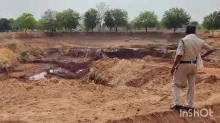 इटारसी: केसला के गांव ताकू में SDM ने अवैध उत्खनन पर की कार्रवाई, मौके से पोकलेन ज़ब्त, केसला थाने में खड़ा कराया गया