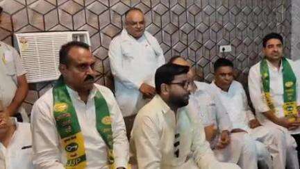 फतेहाबाद: फतेहाबाद में JJP नेता दिग्विजय चौटाला का दौरा, पूर्व प्रदेश प्रवक्ता खिलेरी की हुई घर वापसी