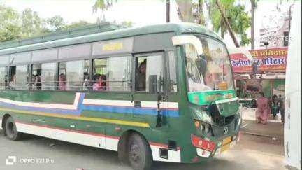 नीमच नगर: नीमच के शोरूम चौराहे पर आरटीओ विभाग और यातायात पुलिस ने बसों की सघन जांच की