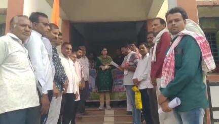 हाटपिपल्या: भारतीय किसान संघ ने किसानों की मांगों को लेकर हाटपिपल्या तहसील कार्यालय में मुख्यमंत्री को ज्ञापन सौंपा