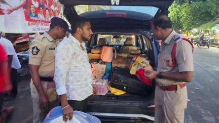 పిఠాపురంలో వాహన తనిఖీలు, పత్రాలు లేని వారిపై కేసు నమోదు