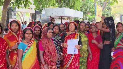 कटिहार: पेकहा गांव की दो दर्जन महिलाएं समाहरणालय पहुंचीं, बासगीत पर्चा देने की मांग को लेकर आवेदन दिया