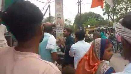 बड़ागांव धसान: बड़ागांव बस स्टैंड पर साइड न देने पर विवाद, एक युवक के साथ मारपीट, वीडियो वायरल