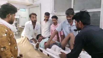 महोबा: गंज गांव के पास तेज रफ्तार ट्रक से बचने के दौरान बाइक पोल से टकराई, युवक गंभीर घायल