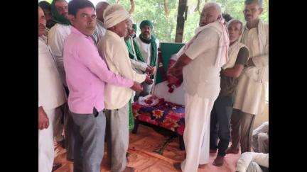 करहल: करहल क्षेत्र के महुटी लदपुरा में किसान नेताओं ने चौधरी महेंद्र सिंह टिकैत को पुष्प अर्पित कर दी श्रद्धांजलि