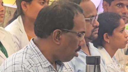 कोंडागांव: रांधना में सुशासन तिहार में मंत्री के उद्बोधन के दौरान कोंडागांव के सीएमएचओ सोते नजर आए, मंत्री ने कहा- दिखवाता हूं