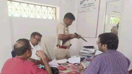 कोचाधामन: बिशनपुर थाना परिसर में शस्त्रों का भौतिक सत्यापन, प्रखंड विकास पदाधिकारी शामिल