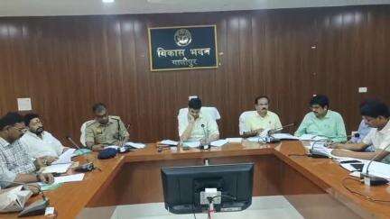 सेवराई: विकास भवन सभागार में डीएम ने जिला उद्योग बंधु एवं व्यापार बंधुओं के साथ की बैठक