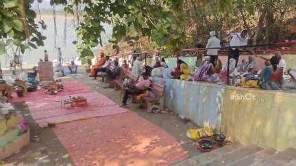 होशंगाबाद नगर: विवेकानंद घाट पर कृष्ण पक्ष की तृतीया पर श्रद्धालुओं ने नर्मदा किनारे पूजा-पाठ किया