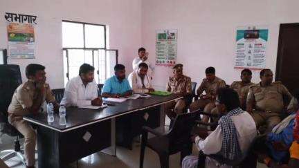 निचलौल: ढेसो में मनरेगा अनियमितता के मामले में पुलिस की मौजूदगी में बैठक, ग्राम सदस्यों ने रोजगार सेवक के पक्ष में किया प्रस्ताव