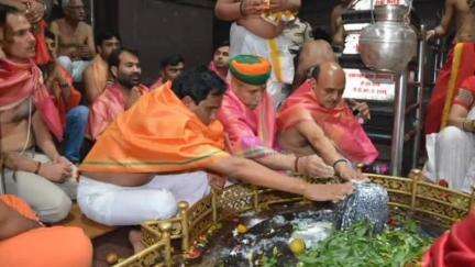 भोकरदन: तीर्थक्षेत्र वेरूळ येथे मा.कें.मंत्री रावसाहेब दानवे यांनी कें.मंत्री अर्जुनराम मेघपाल समावेत केली महादेव पिंडीची पूजा